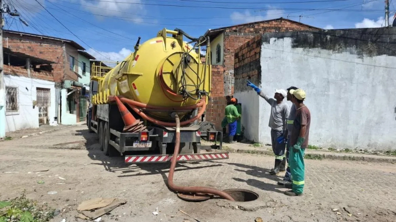 Prefeitura de Valença realiza limpeza e desobstrução de rede de drenagem no bairro da Graça
