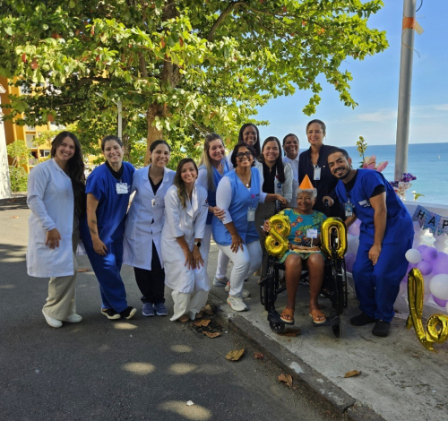 Hospital 2 de Julho celebra 80 anos de paciente e reforça cuidado que vai além da saúde