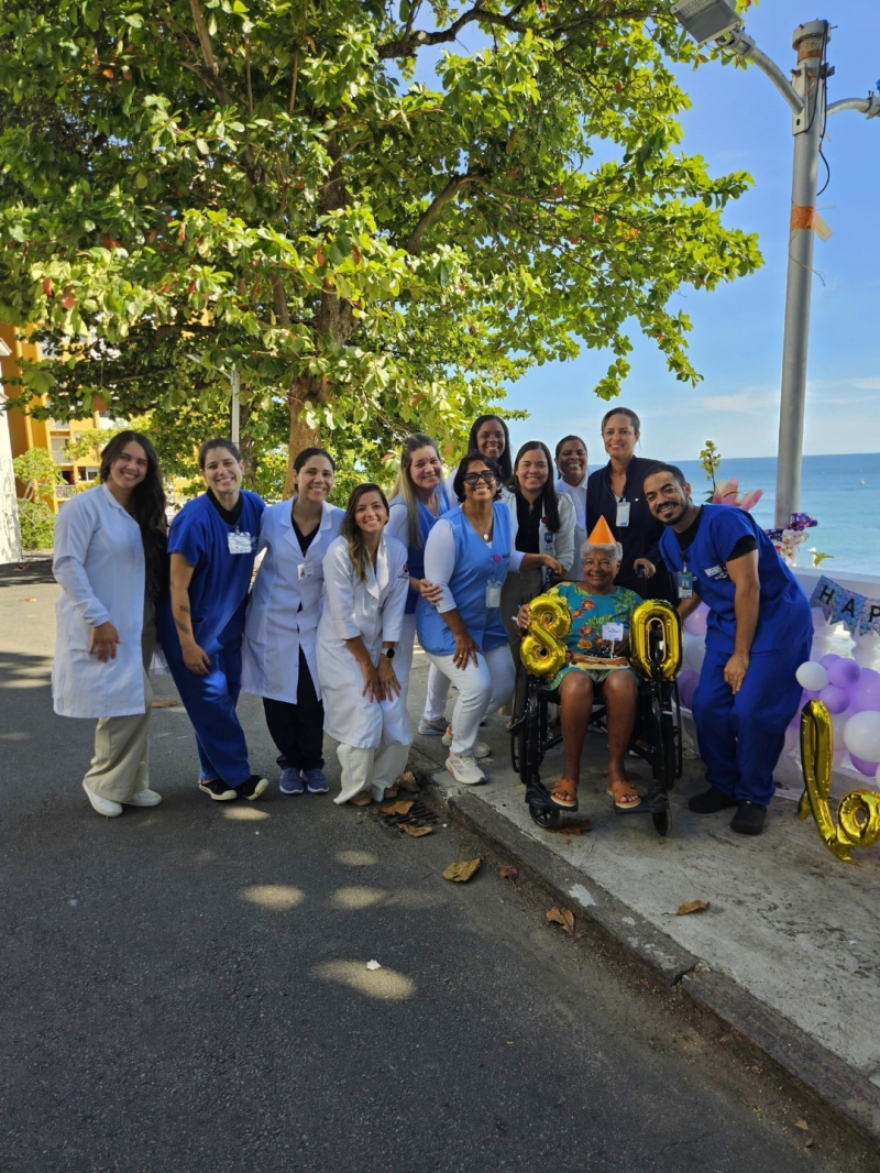 Hospital 2 de Julho celebra 80 anos de paciente e reforça cuidado que vai além da saúde