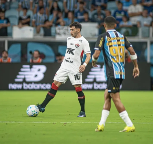 Vitória perde fora de casa e amplia sequência irregular no Brasileirão