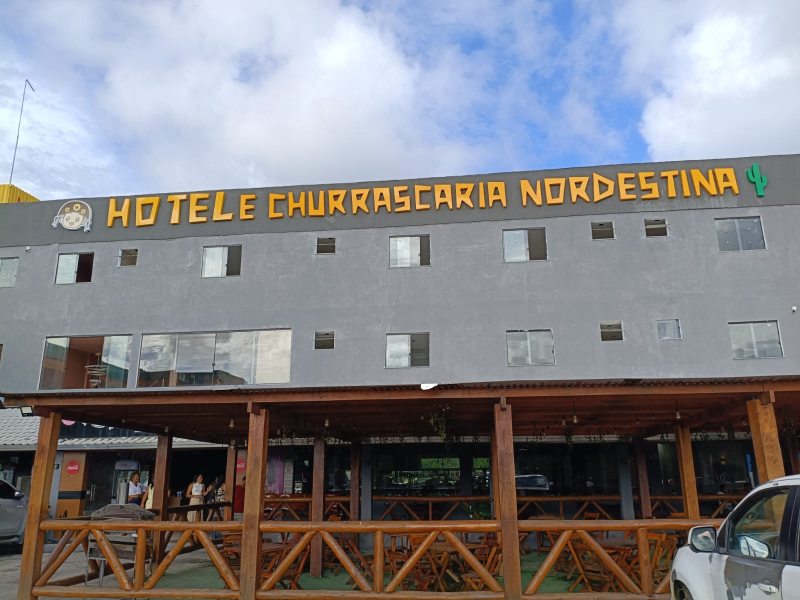 Hotel e Churrascaria Nordestina se destaca como ponto de parada estratégico na BA-001, próximo ao trevo de Nazaré