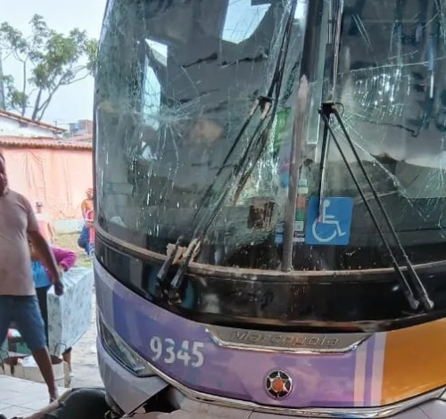 Ônibus invade rodoviária e deixa mortos e feridos no sudoeste da Bahia