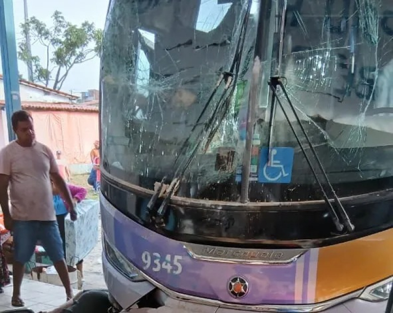 Ônibus invade rodoviária e deixa mortos e feridos no sudoeste da Bahia