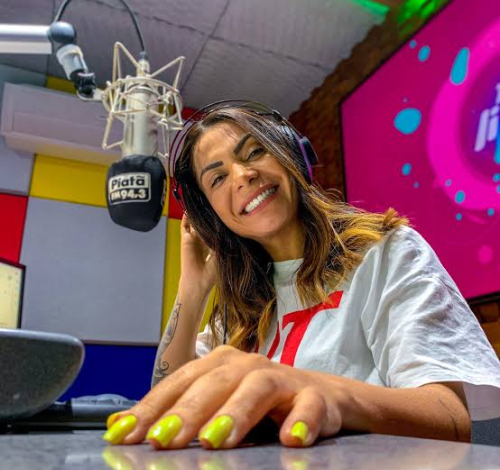O Rádio celebra o aniversário da locutora Nanny Moreno, destaque da Piatã FM 94.3