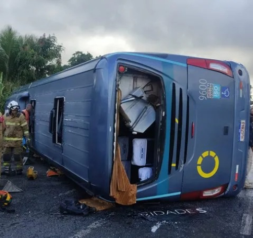 Ônibus com trabalhadores tomba na BR-324 e deixa um morto na RMS