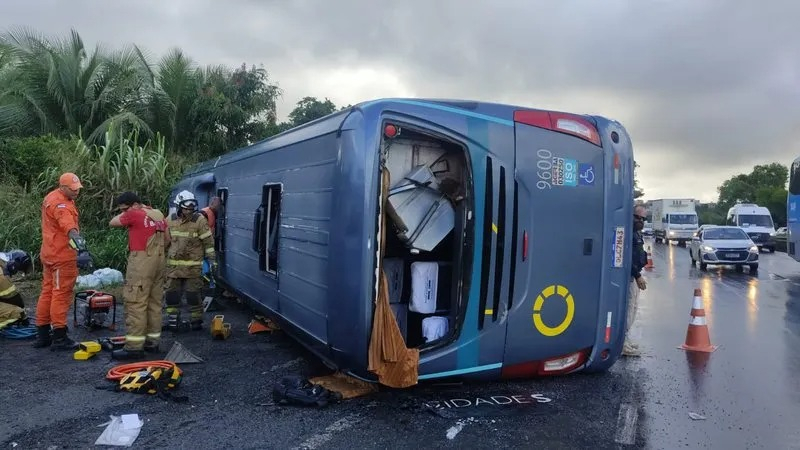 Ônibus com trabalhadores tomba na BR-324 e deixa um morto na RMS