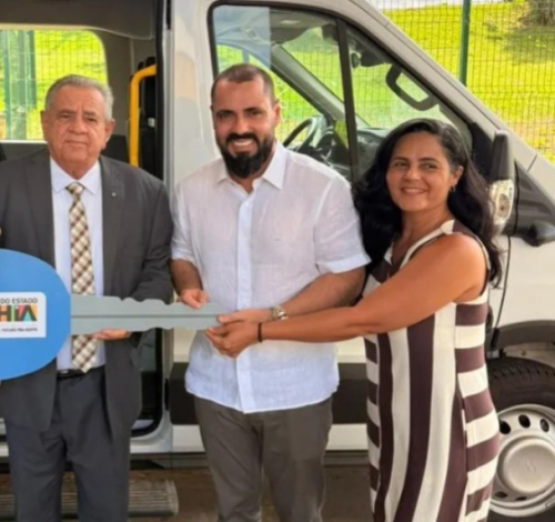 Ituberá amplia atendimento na saúde com nova van para transporte de pacientes