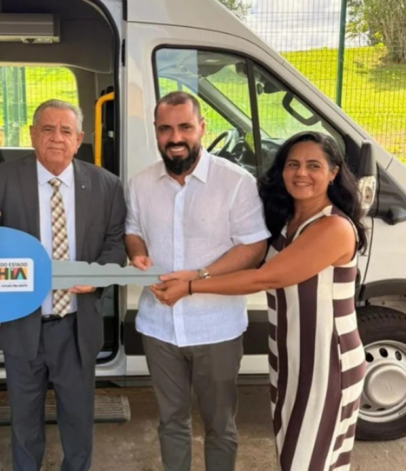 Ituberá amplia atendimento na saúde com nova van para transporte de pacientes