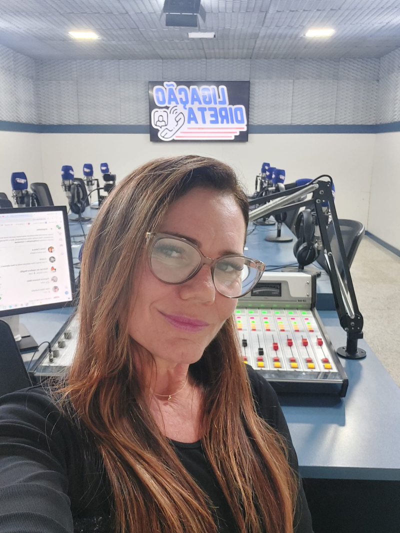 Voz que marcou gerações: Simone Meireles celebra aniversário e 28 anos de história na Valença Fm