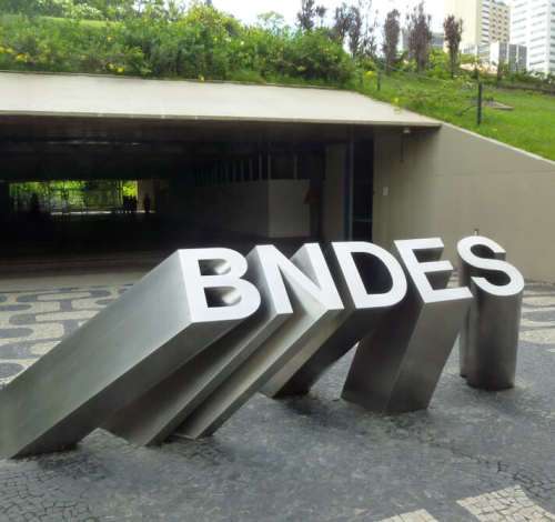 BNDES libera crédito de até R$ 30 bilhões para taxistas e motoristas de aplicativo comprarem carros novos