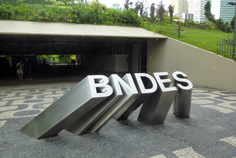 BNDES libera crédito de até R$ 30 bilhões para taxistas e motoristas de aplicativo comprarem carros novos